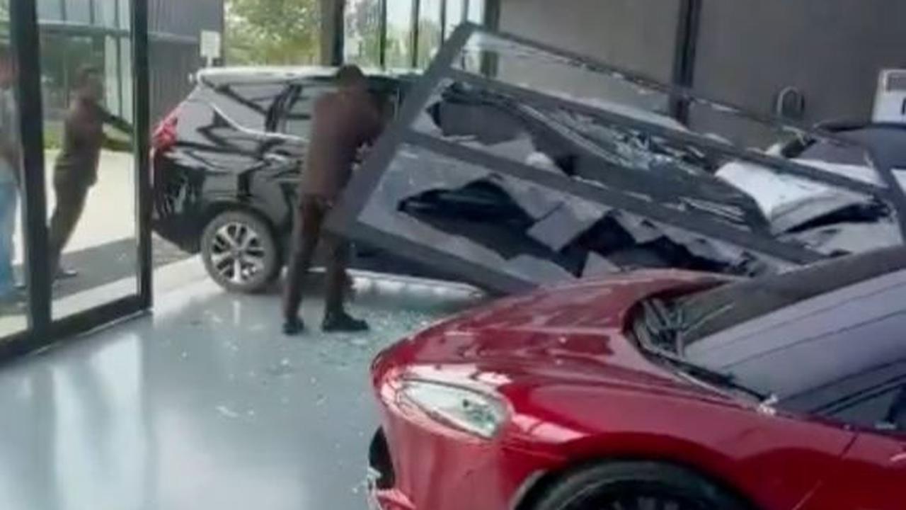 Mobil Xpander Nyelonong ke Showroom Mobil Mewah, Porsche Rp8,9 Miliar Ringsek Ditabrak