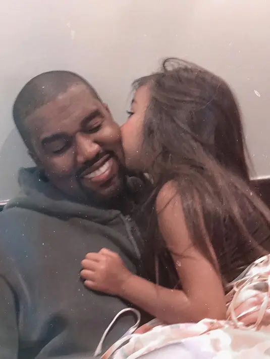 Namun, ada satu yang absen dari foto tersebut. Yup, keberadaan North West. (instagram/kimkardashian)