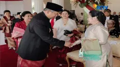 Kedua tokoh bangsa tersebut saling bersalaman dan melempar senyum hangat. Foto tersebut diambil fotografer pribadi SBY.