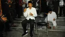 Capres nomor urut 01 Joko Widodo atau Jokowi memakai sepatu usai menjalankan ibadah dalam kampanye terbuka di Alun-Alun Brebes, Jawa Tengah, Kamis (4/4). Jokowi menargetkan kemenangan lebih dari 80 persen di Brebes. (Liputan6.com/Angga Yuniar)