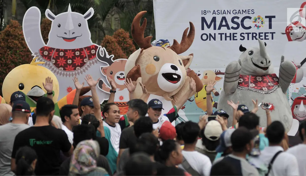 Maskot Asian Games 2018, Kaka badak bercula satu, Atung rusa bawean, dan Bhin Bhin burung cendrawasih saat menyapa warga di Car Free Day, MH Thamrin, Jakarta, Minggu (25/3). (Merdeka.com/Iqbal S. Nugroho)