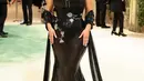Ashley Graham juga kenakan gaun mesh metal black dari Ludovic de Saint Sernin. Gaun ini menampilkan neckline belahan dada yang khas dengan lubang tali serta mawar tembaga kristal Swarovski dan daun perak serta duri di sekitar pinggang. [@ludovicdesaintsernin]