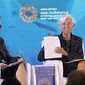 Managing Director IMF Christine Lagarde (kanan) saat menjadi pembicara dalam pertemuan tahunan IMF-Bank Dunia di Bali, Selasa (9/10). Pertemuan membahas pemberdayan perempuan di dunia kerja. (Liputan6.com/Angga Yuniar)