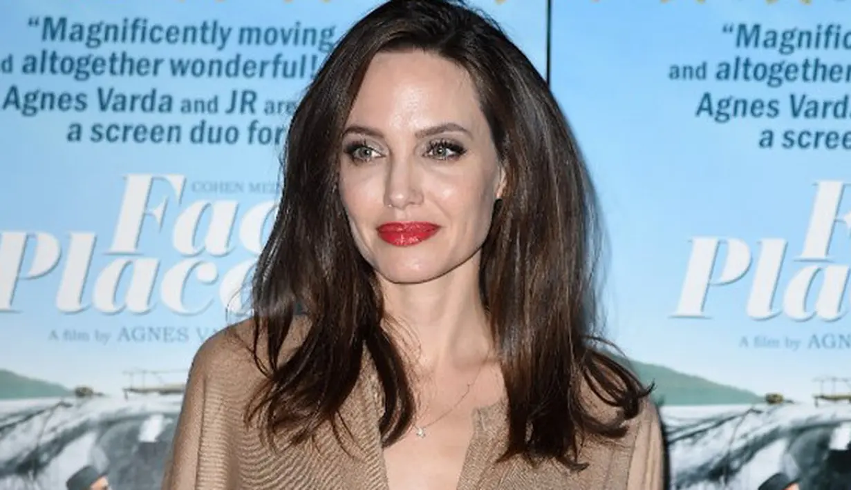 Sejak menggugat cerai Brad Pitt, beban hidup Angelina Jolie memang semakin berat. Pasalnya, ia mengurus keenam anaknya seorang diri. Bukan hanya itu, terpenting dirinya juga harus mencari nafkah. (AFP/Kevin Winter)