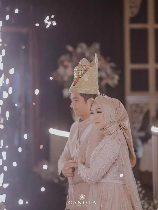 Ditambah dengan hijab sutra yang dipercantik dengan mahkota tiara yang membuat penampilannya kian memukau bak putri raja. (Instagram/hisyam.sajin).