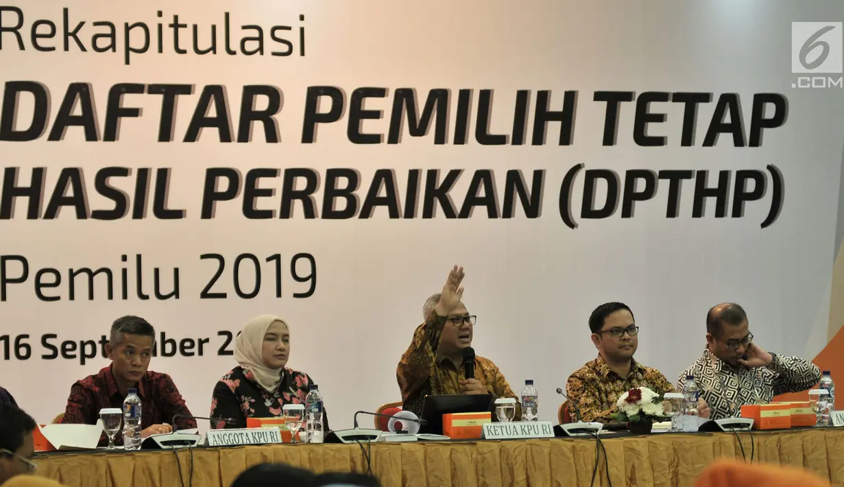 Ketua KPU RI Arief Budiman dan komisioner KPU saat memimpin rapat pleno Rekapitulasi DPTHP di Kantor KPU RI, Jakarta, Minggu (16/9). Rapat dihadiri oleh perwakilan sejumlah kementerian dan parpol peserta pemilu. (Merdeka.com/Iqbal S. Nugroho)