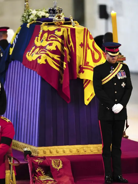 Pangeran Harry ditugaskan untuk berjaga di sekitar peti jenazah Ratu Elizabeth II di Westminster Hall, di Istana Westminster, London, Sabtu (17/9/2022).Pangeran William memimpin rombongan para cucu saat memasuki Westminster Hall, London, Inggris. (Aaron Chown/Pool Photo via AP)