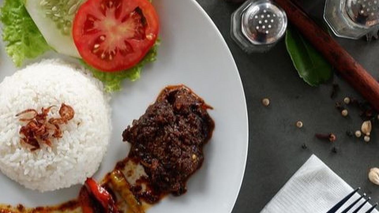 Bagaimana? Sudah siap untuk menghadirkan rendang di lebaran tahun ini? Jangan lupa siapkan nasi hangat atau ketupat dan sajikan setelah sholat Ied. Selama mencoba!