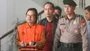 Mantan Sekretaris Jenderal (Sekjen) MPR RI Ma'ruf Cahyono dengan mengenakan rompi oranye berjalan menuju mobil tahanan  usai menjalani pemeriksaan di Gedung Merah Putih KPK, Jakarta, Kamis (09/07/2026).