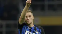 3. Milan Skriniar - Meski baru direkrut dari Sampdoria namun pemain asal Slovakia ini mampu beradaptasi dengan cepat. Bek berusia 22 tahun itu tampil disiplin dan tak tergantikan di lini pertahanan Inter Milan. (AFP/Miguel Medina)