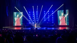 Tiffany Young membawakan lagu Codes saat tampil dalam konser Tiffany Young: Edge of Calm Tour di JIEXPO Theatre Kemayoran, Jakarta, Sabtu (19/9/2026) malam. Lagu tersebut menjadi salah satu pembuka penampilan Tiffany dalam konser di Jakarta. (KLY/Budy Santoso)