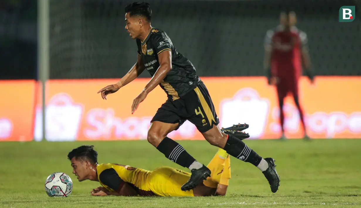 Pemain Dewa United FC, Asep Berlian (kanan) berebut bola dengan pemain Persikabo 1973, Tegar Infantrie Sukamto dalam laga pekan ke-2 BRI Liga 1 2022/2023 antara Dewa United melawan Persikabo 1973 di Indomilk Arena, Tangerang, Minggu (31/7/2022) malam WIB. (Bola.com/Bagaskara Lazuardi)
