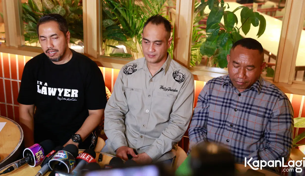 Selain itu, Ferry juga ingin menyenangkan hati sang ibunda. Pasalnya, selama menjalani proses hukum kasus dengan Venna Melinda, ibundanya selalu mendampingi. [Foto: Bayu Herdianto/KapanLagi.com]