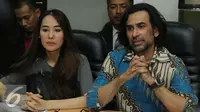 Jeremy Thomas dan istri menggelar konferensi pers terkait kasus yang menimpanya, Jakarta, Rabu (4/5). Jeremy mengaku lega saat Maratul Habibah (Ara) ditetapkan sebagai Daftar Pencarian Orang (DPO) oleh Mabes Polri. (Liputan6.com/Herman Zakharia)