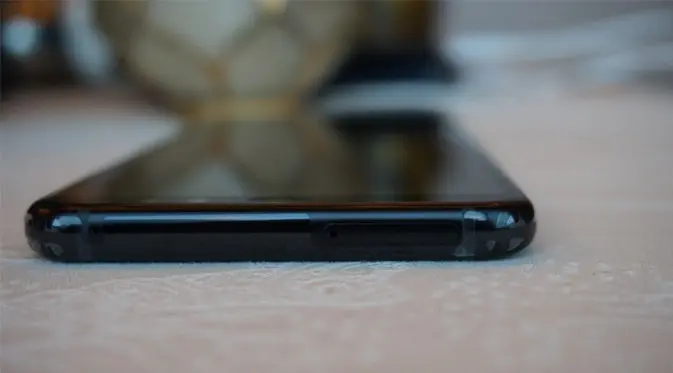Sisi bodi atas Samsung Galaxy A8+ dengan slot sim card dan memori card. Liputan6.com/Agustin Setyo W