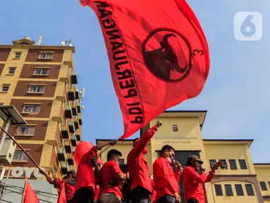 Kader PDIP Jakarta Timur menyampaikan orasi di depan Polres Jaktim, Kamis (25/6/2020). Ratusan massa simpatisan dan kader PDIP melakukan long march ke Mapolrestro Jakarta Timur untuk menuntut pembakaran bendera partainya pada aksi di depan DPR, Rabu 24 Juni 2020. (Liputan6.com/Johan Tallo)