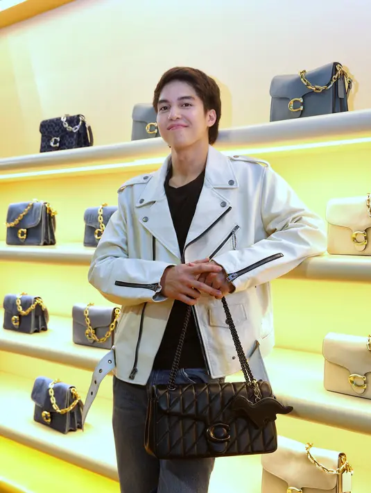 Sementara itu, El Rumi tampil bold dan modern dengan white leather jacket yang mencuri perhatian. Ia juga membawa Coach Quilted Tabby Shoulder Bag berwarna hitam dengan desain quilted yang mewah, mempertegas statement fashion-nya malam itu. [Dok/FIMELA/Adrian Utama P].