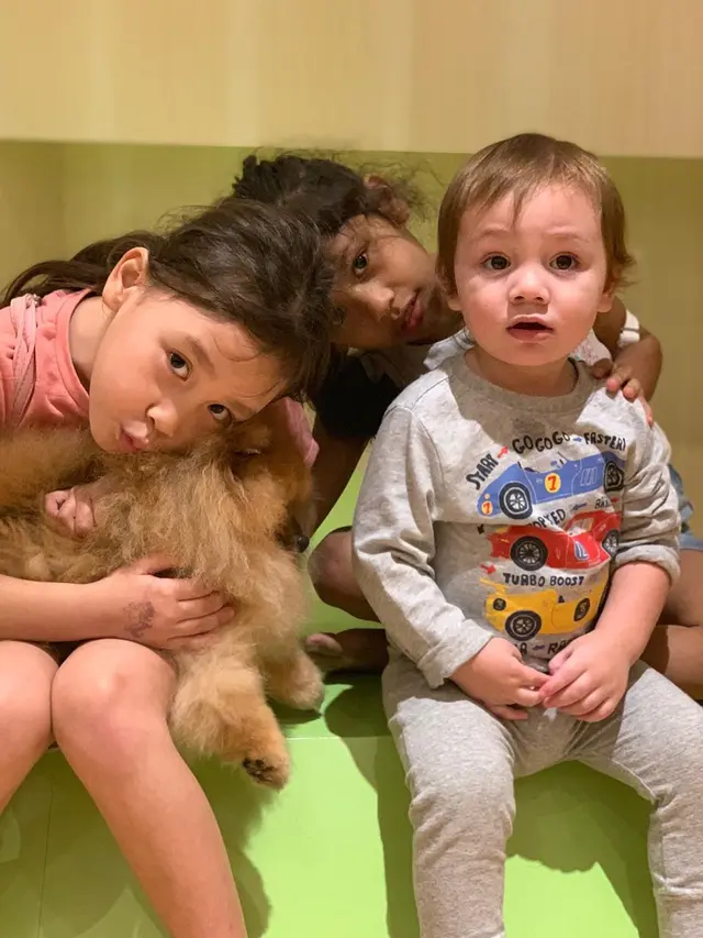 6 Potret Kedekatan Keempat Anak Stefan William, Akrab Banget