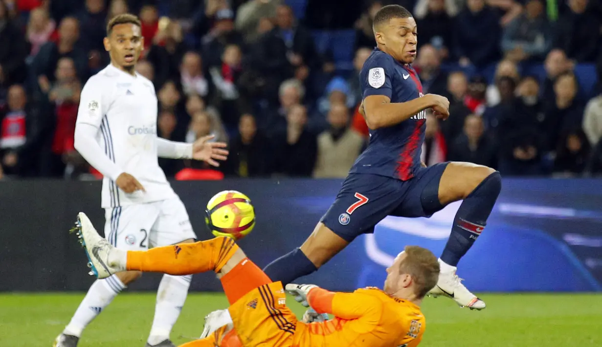 Striker Paris Saint-Germain, Kylian Mbappe, berusaha melewati kiper Strasbourg, Matz Sels, pada laga liga Prancis di Stadion Parc des Princes, Paris, Minggu (7/4). Kedua tim bermain imbang 2-2. (AP/Francois Mori)