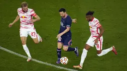 Pemain Paris Saint-Germain Lionel Messi (tengah) berebut bola dengan pemain RB Leipzig Konrad Laimer (kiri) dan Christopher Nkunku (kanan) pada pertandingan sepak bola Grup A Liga Champions di Stadion Parc des Princes, Paris, Prancis, Selasa (19/10/2021). PSG menang 3-2. (AP Photo/Christophe Ena)