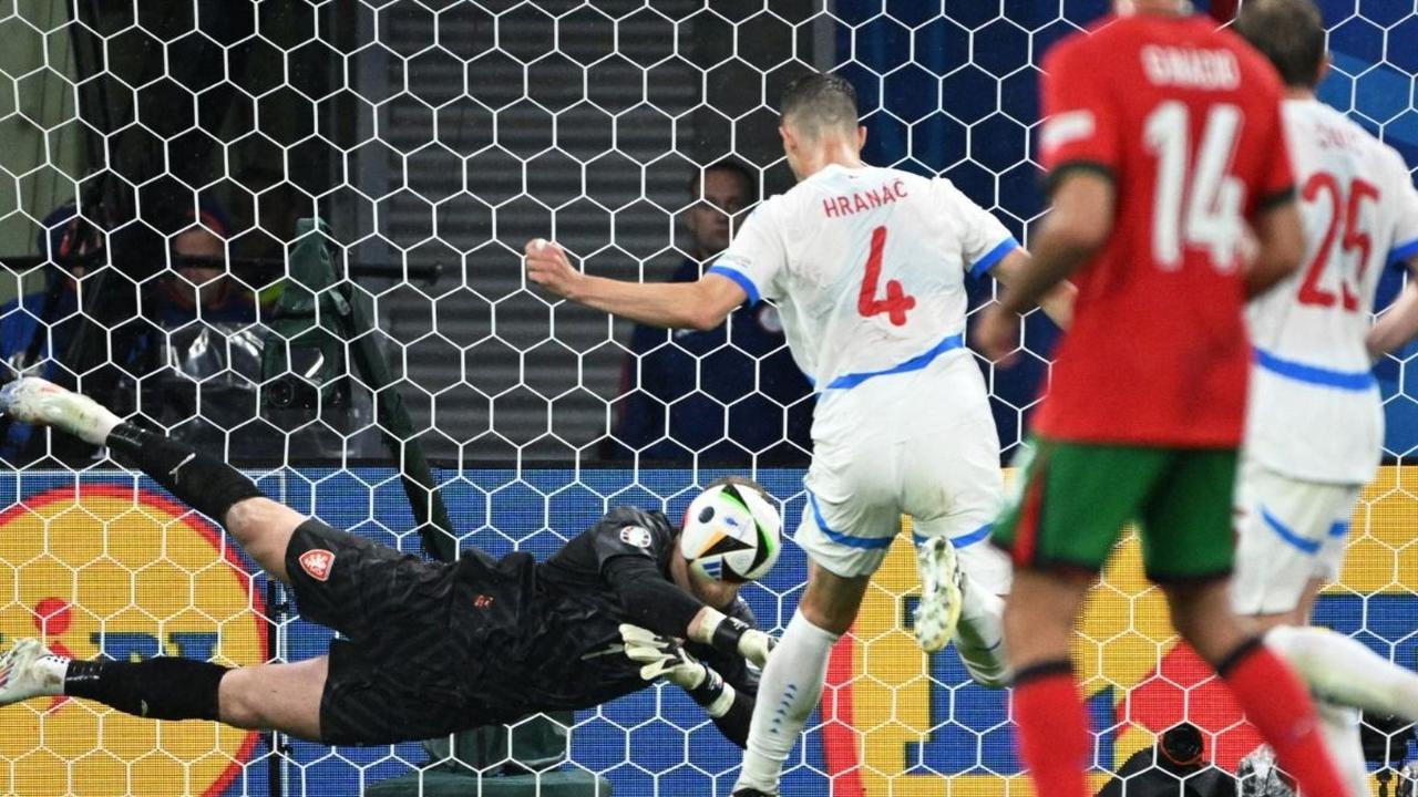 Namun, Portugal dengan cepat berhasil bangkit menyamakan kedudukan di sisa pertandingan. <br><br>Skor bertambah untuk Portugal didapat dari bantuan gol bunuh diri Robin Hranac di menit ke-69. Foto: Reuters<br>