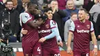 Manchester United kembali menelan pil pahit di Liga Inggris 2023/2024. Pada laga pekan ke-18 di markas West Ham United, Sabtu (23/12/2023) malam WIB, Setan Merah harus menyerah 0-2 lewat dua gol dari Jarrod Bowen dan Mohammed Kudus. Kekalahan kedelapan ini membuat posisi MU turun ke posisi ke-8 klasemen sementara dengan mengemas 28 poin, sementara The Hammers secara meyakinkan naik ke posisi ke-6 dengan raihan 30 poin. (AP Photo/Kirsty Wigglesworth)