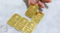 Harga jual emas batangan Antam ukuran satu gram dibanderol di harga Rp 599.000 per gram, Jakarta, Senin (10/10). Jumlah itu tidak mengalami perubahan dari harga perdagangan akhir pekan kemarin, yakni Rp 599.000 per gram. (Liputan6.com/Angga Yuniar)