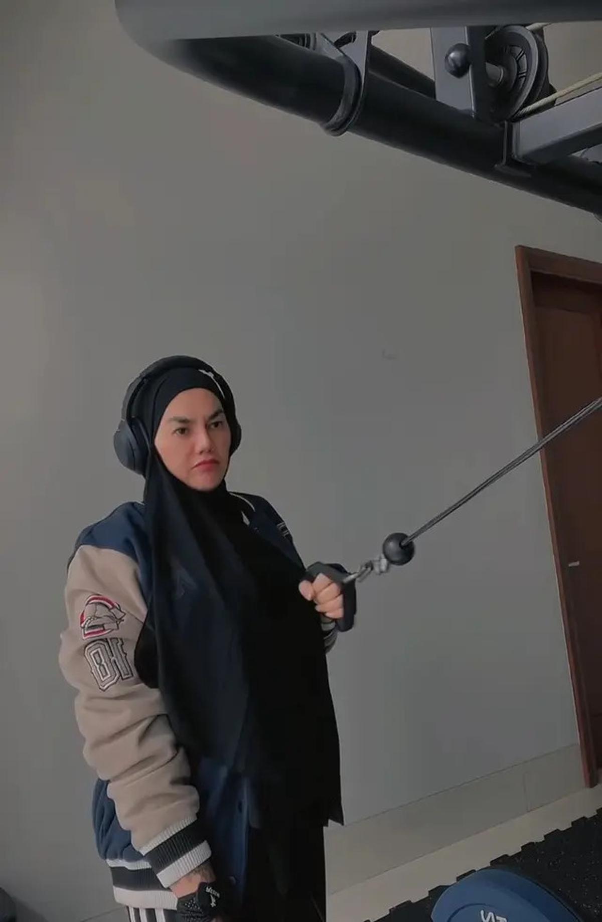 7 Potret Sarita Abdul Mukti Lepas Hijab Saat Nge-Gym, Pamer Angkat Barbel