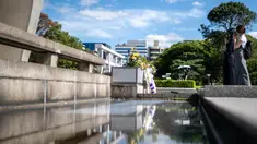 Orang-orang berdoa di depan cenotaph di Taman Peringatan Perdamaian Hiroshima di kota Hiroshima pada tanggal Satu 12 Oktober 2024. (Philip FONG/AFP)