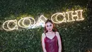 Kenakan mini leather dress polos, Syifa Hadju terlihat menawan dengan shoulder bag putih dari Coach [@syifahadju]