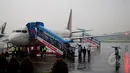 Penumpang Batik Air  menaiki pesawat yang akan membawa mereka dari bandara Halim Perdanakusuma menuju Kualanamu Medan, Jakarta, Kamis (2/4/2015). (Liputan6.com/Yoppy Renato)