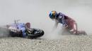 Pembalap Gresini Racing, Alex Marquez, terjatuh saat balapan MotoGP Italia di Sirkuit Mugello, Minggu (11/06/2023). Alex terjatuh di tikungan kedua ketika balapan masih menyisakan sembilan lap lagi. (AP Photo/Luca Bruno)