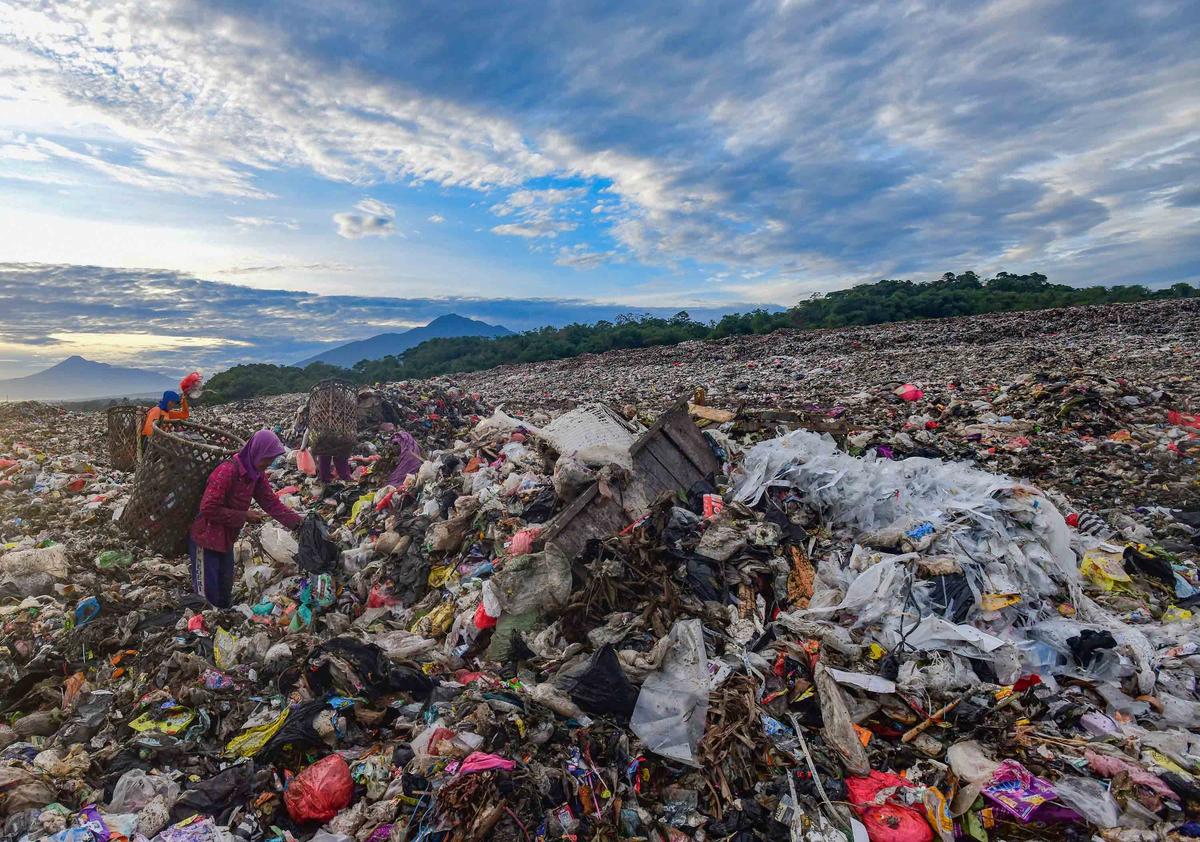 FOTO: TPA Galuga, Gunung Sampah di Tengah Keindahan Alam Bogor.