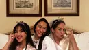 Tak ketinggalan Dinar Amanda yang dikenal dekat dengan Enzy Storia dan Jessica Mila. Ia ikut membagikan momen kebersamaan yang kompak sebagai ucapan ulang tahun Enzy dan Jessica yang hanya selisih beberapa hari. Foto ini penuh nostalgia.(Liputan6.com/IG/@dinaramanda)