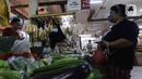 Pedagang melayani pembeli kebutuhan pokok di Pasar Santa, Jakarta, Kamis (8/12/2022). Harga bahan pokok dari sejumlah komoditas seperti cabai, bawang, daging, ayam, beras dan telur, mulai mengalami kenaikan di awal bulan Desember menjelang Natal dan Tahun Baru 2023. (Liputan6.com/Herman Zakharia)