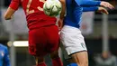 Striker Portugal, Andre Silva berebut bola udara dengan gelandang Italia,  Alessandro Florenzi selama pertandingan UEFA Nations League di Stadion San Siro di Milan (17/11). Italia bermain imbang 0-0 atas Portugal. (AP Photo/Antonio Calanni)