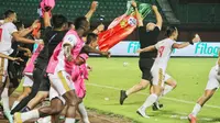 Selebrasi para pemain dan ofisial tim PSM Makassar setelah mengalahkan Madura United sekaligus memastikan gelar juara BRI Liga 1 2022/2023 di Stadion Gelora Madura Ratu Pamelingan, Pamekasan, Jawa Timur, Jumat (31/3/2023) malam WIB. (Bola.com/Wahyu Pratama)