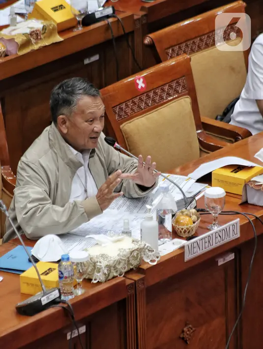 Menteri Energi dan Sumber Daya Mineral Arifin Tasrif menyampaikan paparannya saat mengikuti rapat kerja dengan Komisi VII DPR di Kompleks Parlemen, Senayan, Jakarta, Selasa (9/8/2022). Rapat membahas progres realisasi entitas khusus batu bara serta strategi dan kebijakan pemenuhan Domestic Market Obligation (DMO) batu bara untuk PT PLN (Persero). (Liputan6.com/Angga Yuniar)