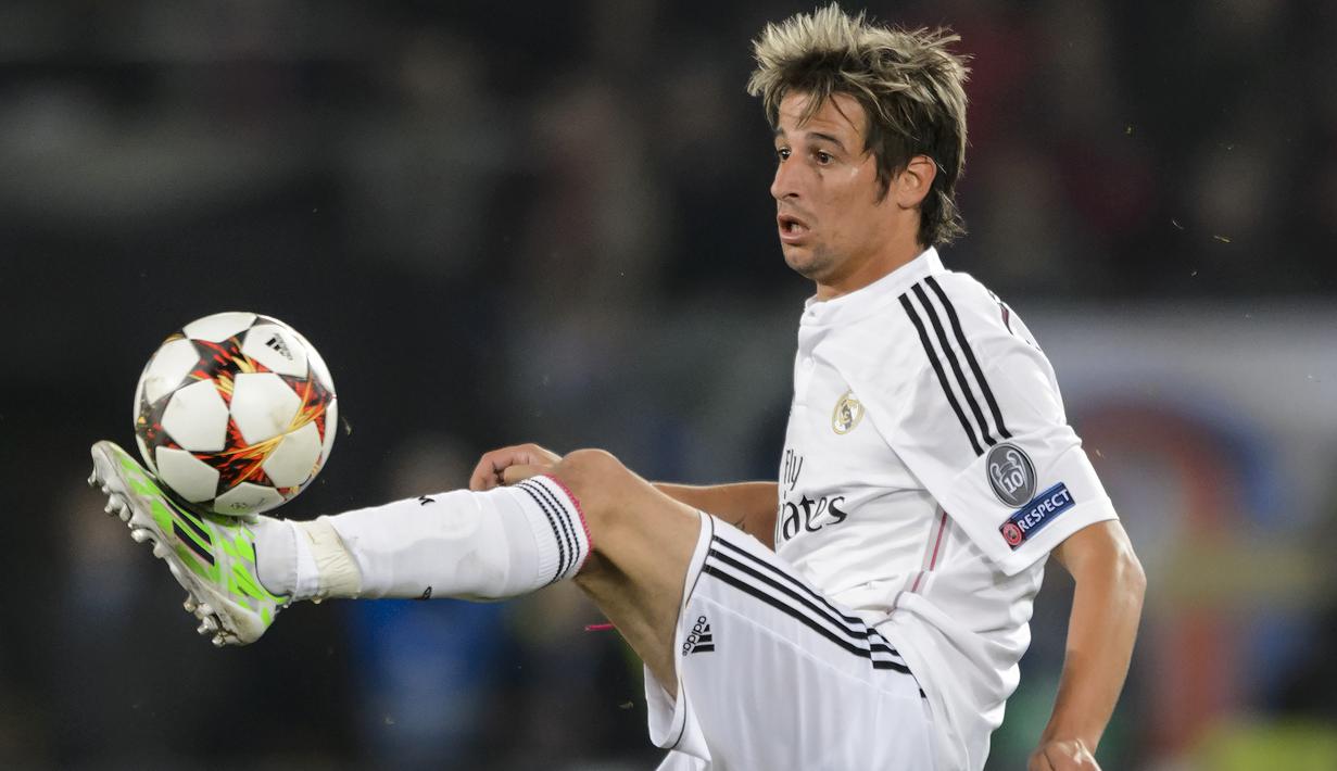 5. Fabio Coentrao - Sempat direkrut Real Madrid pada Juli 2011. Namun, Ia menghabiskan karier sebagai pemain pinjaman dari Real Madrid. Saat ini, Fabio Contrao mulai kesulitan mencari klub baru. (AFP/Fabrice Coffrini)