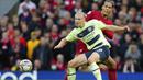 Virgil van Dijk menjadi batu sandungan terbesarnya. Pria berkebangsaan Belanda tersebut sukses membuat Haaland mati kutu di lini pertahanan Liverpool. (AP/Jon Super)