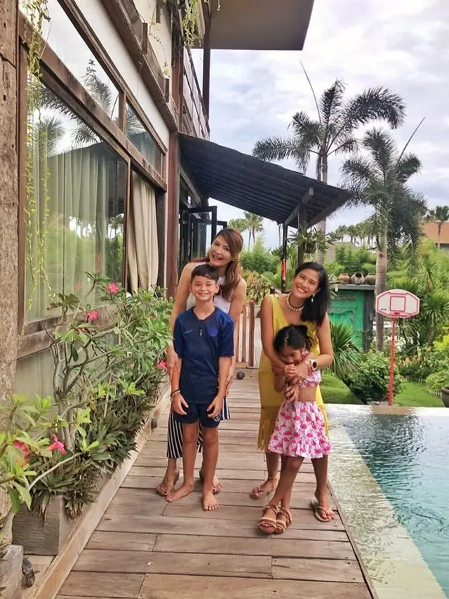 Potret Dian Sastrowardoyo dan Tamara Bleszynski Nongkrong Bareng (sumber: instagram/tamarableszynskiofficial)