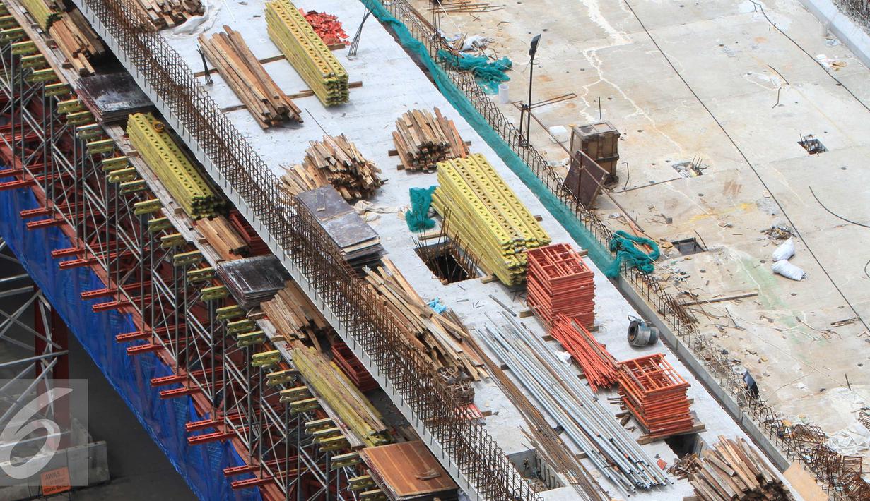 Sejumlah material bangunan dipersiapkan di proyek jalan layang Blok M-Tendean di Jakarta, Rabu (16/11). Tahun ini porsi belanja infrastruktur  naik menjadi 15,2 persen dan mencapai 18,6 persen pada tahun depan. (Liputan6.com/Angga Yuniar)