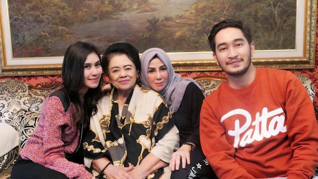 Bergaya Glamor, Ini 6 Potret Mamih Popon Nenek Raffi Ahmad