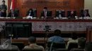 Ketua Dewan Kehormatan Penyelenggara Pemilu (DKPP), Jimly Asshiddiqie memimpin sidang pembacaan delapan putusan dari 15 perkara terkait Pilkada, di Gedung Bawaslu, Jakarta, Senin (26/10/2015). (Liputan6.com/Faizal Fanani)