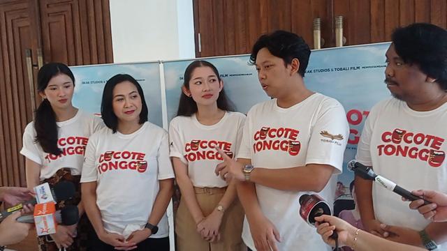 Bayu Skak bersama para pemain film Cocote Tonggo.