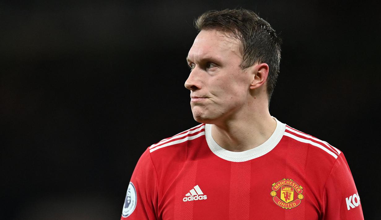 Pemain Manchester United, Phil Jones saat laga lanjutan Liga Inggris 2021/2022 melawan Wolverhampton Wanderers di Old Trafford, Manchester, Inggris, 3 Januari 2022. Kebersamaan 11 tahun Jones dan MU berakhir pada musim ini. Kontraknya yang habis pada bulan Juni 2023, tak diperpanjang oleh Setan Merah. Ia kini berstatus tanpa klub. (AFP/Paul Ellis)