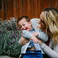 Ilustrasi ibu dan anak laki-lakinya. (Photo by Gabe Pierce on Unsplash)