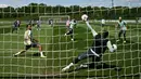 Para pemain Tottenham Hotspur mengambil bagian dalam sesi latihan di Tottenham Hotspur Training Ground, Enfield, London utara, pada 12 Mei 2025 saat media day. (Ben STANSALL/AFP)