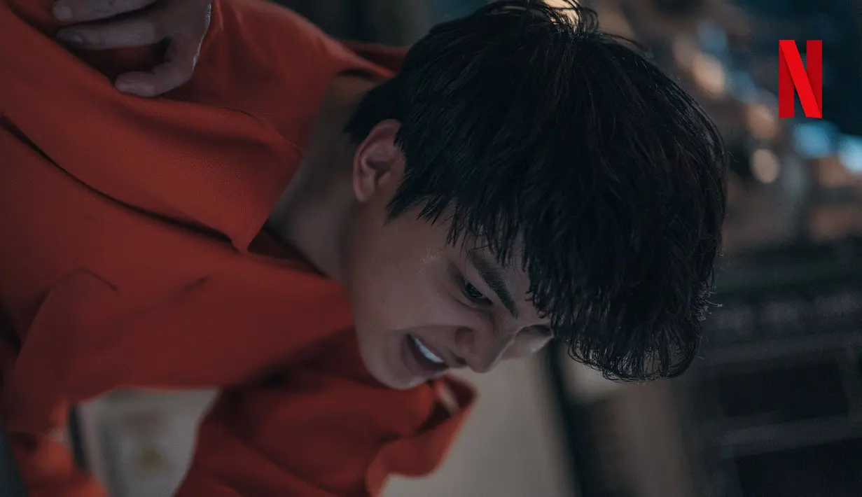 Bertekad untuk menyelesaikan konflik, Hyun Soo bergerak menuju ke Pangkalan Bencana Khusus, yang berisiko membuatnya jadi test subject. (Foto: Netflix)