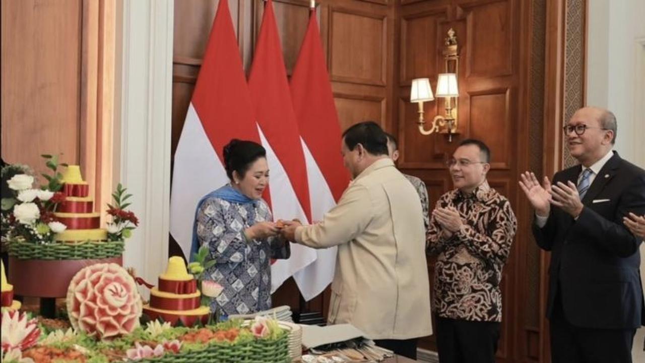 Momen Langka! Presiden Prabowo Subianto Rayakan Ulang Tahun ke-74 dengan Tumpengan di Istana, Dihadiri Keluarga dan Kabinet
